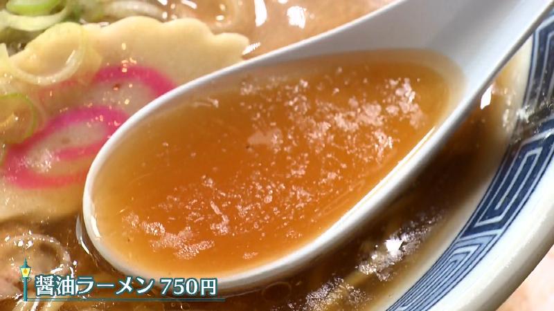 醤油ラーメンの透き通るスープ
