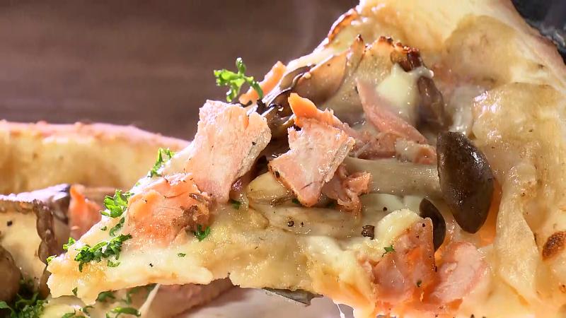 鮭とキノコ、３種のチーズピザ(1320円)