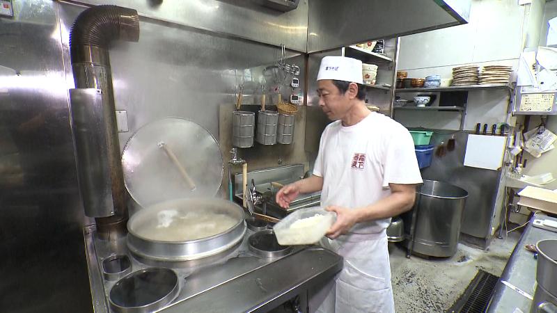 そばをゆでる高里和弘さん