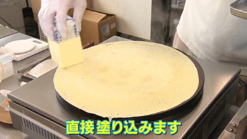 クレープ生地にバターを直接塗り込む