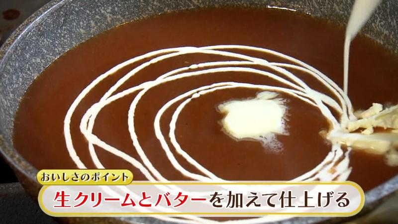 エビのソースは生クリームとバターを加えて仕上げる