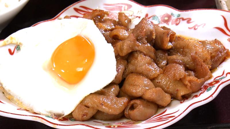 ホルモン目玉焼きのせ定食