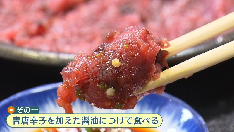 青トウガラシを加えたしょうゆにつける