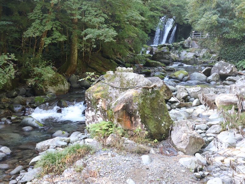 川の流れの奥に見える滝