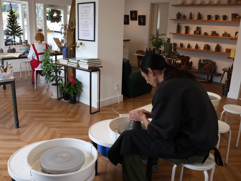 作品を作っている志村 岳哉さん