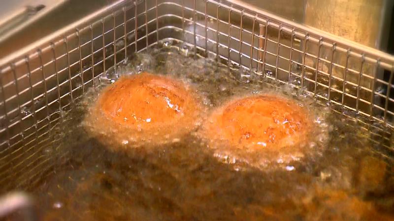 まんじゅうを揚げる