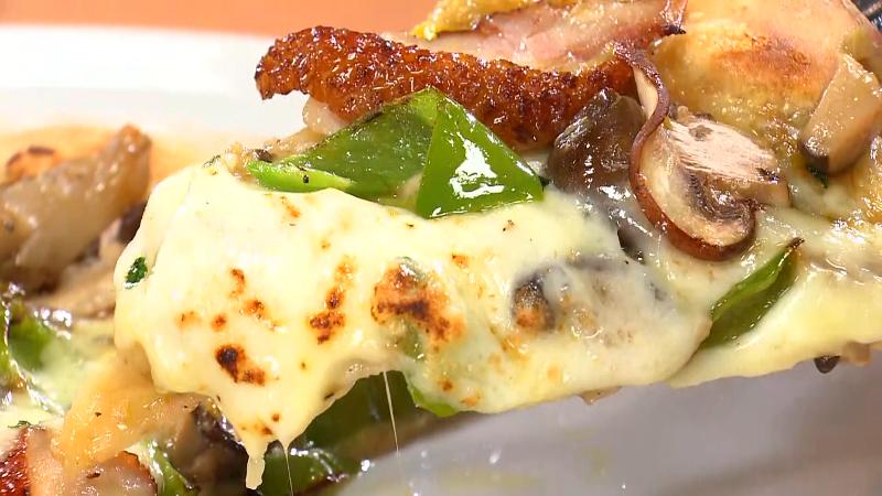 自家製地鶏のスモークとポロネギ、万願寺唐辛子のピッツァ(1850円)