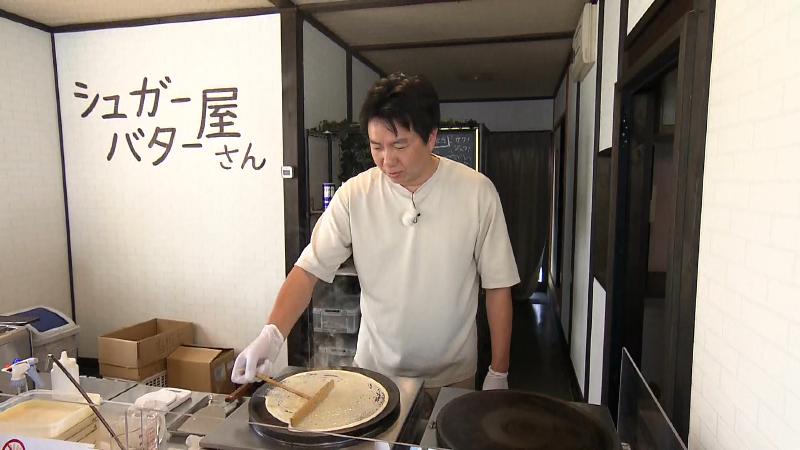 シュガーバターを焼いている店主