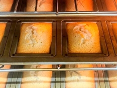 フィナンシェを焼いている