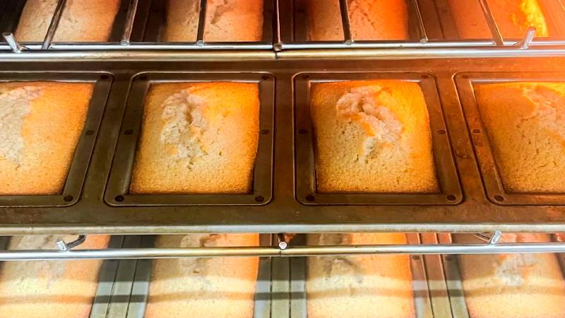 フィナンシェを焼いている