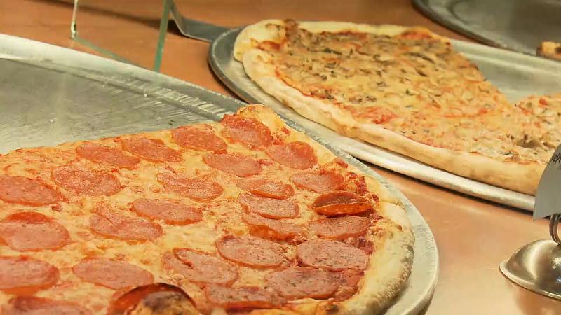 店内に並んでいるピザ