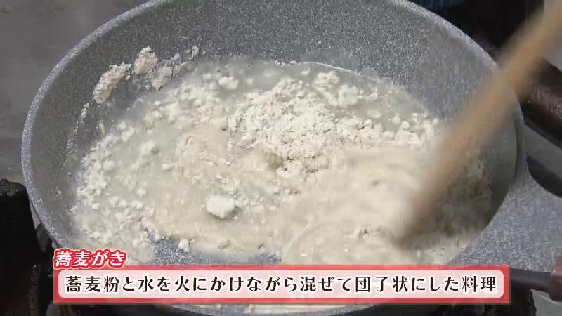 そばがきを作っている