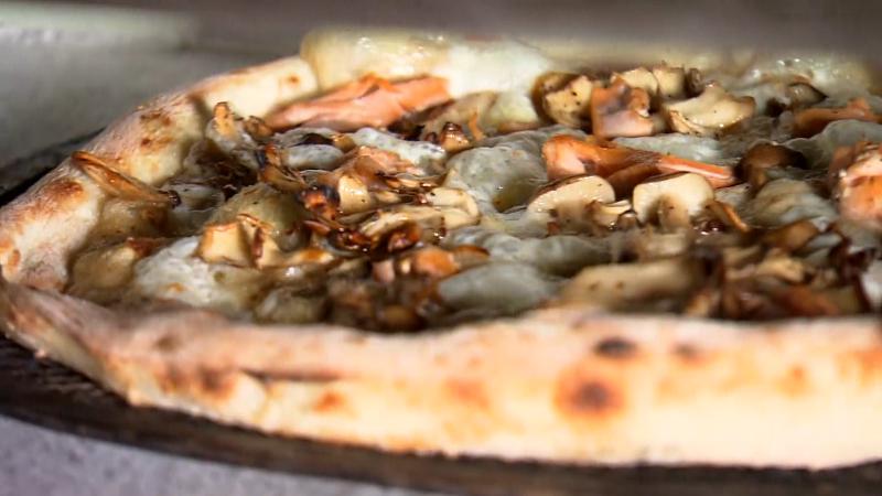 ピザを焼いている