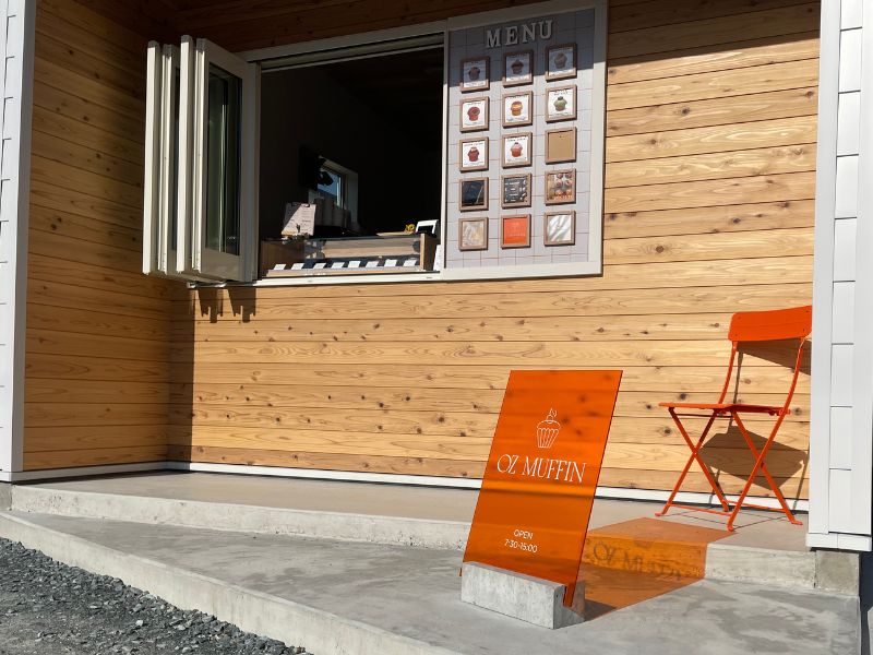 オズマフィン　注文カウンターとオレンジの看板