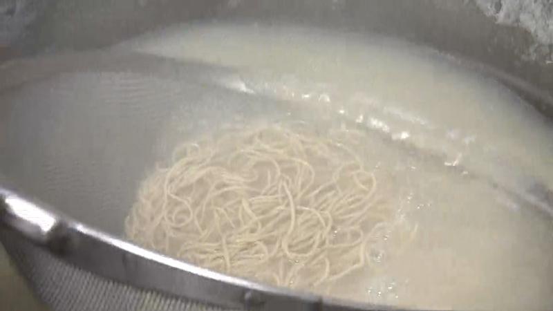 そばをゆでている