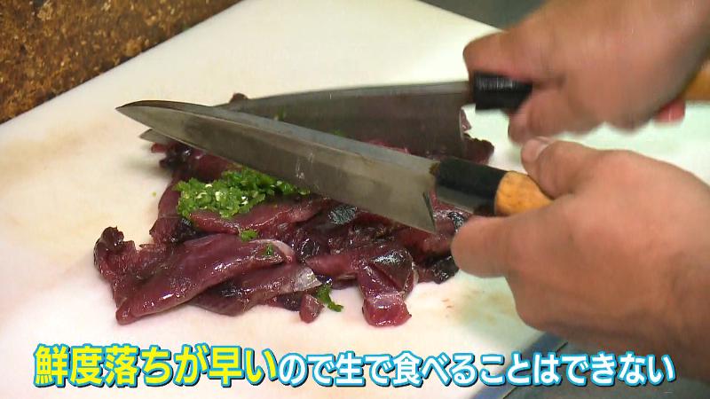 宗田カツオをたたきにしている