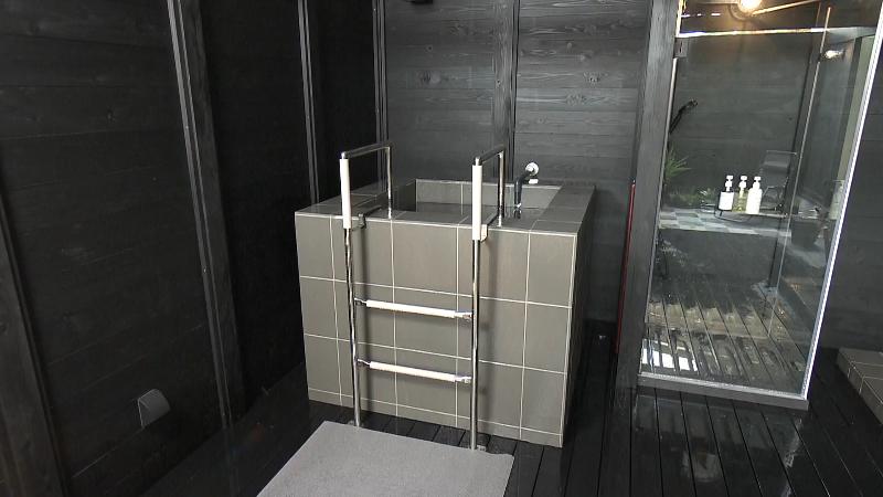 Stone Black・没入感が楽しめるサウナルームの「立ち水風呂」