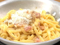 イタリア産グラナパダーノ 丸ごとTHE濃厚チーズチーズカルボナーラ(1738円)