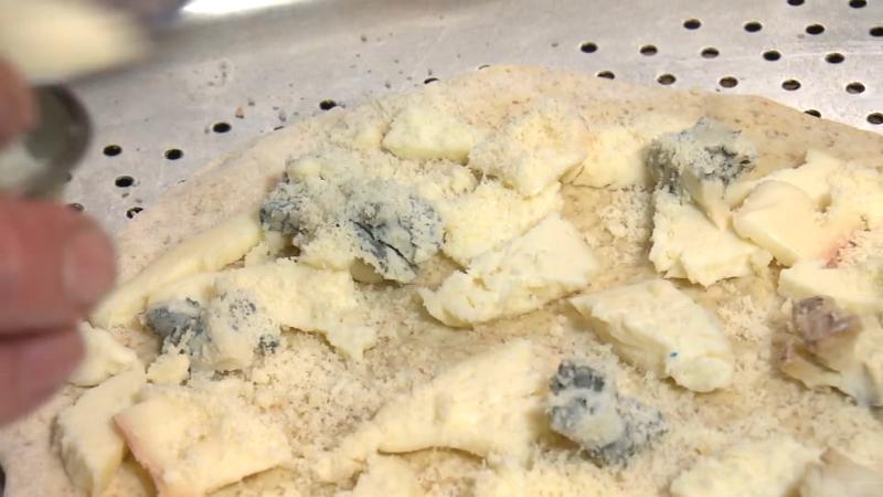 4種類のチーズをトッピング