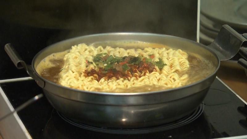 インスタント麵が調理できるコーナー