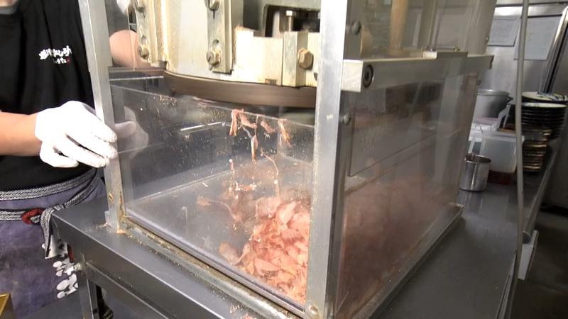 カツオ節を削る