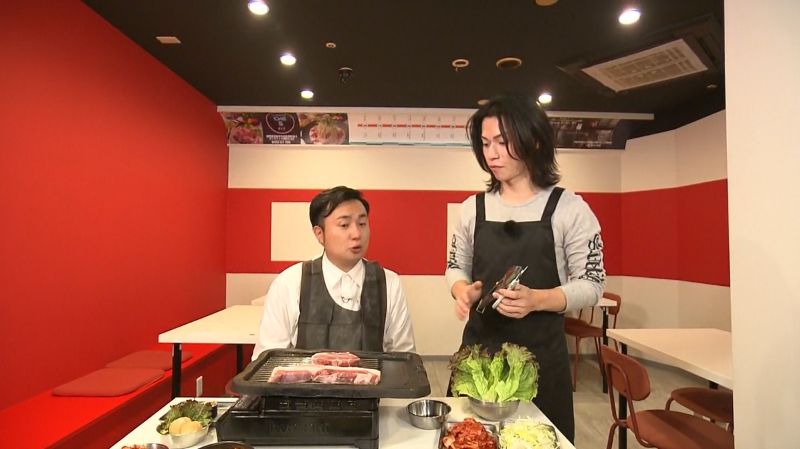 サムギョプサルを焼いてもらうにむらリポーター