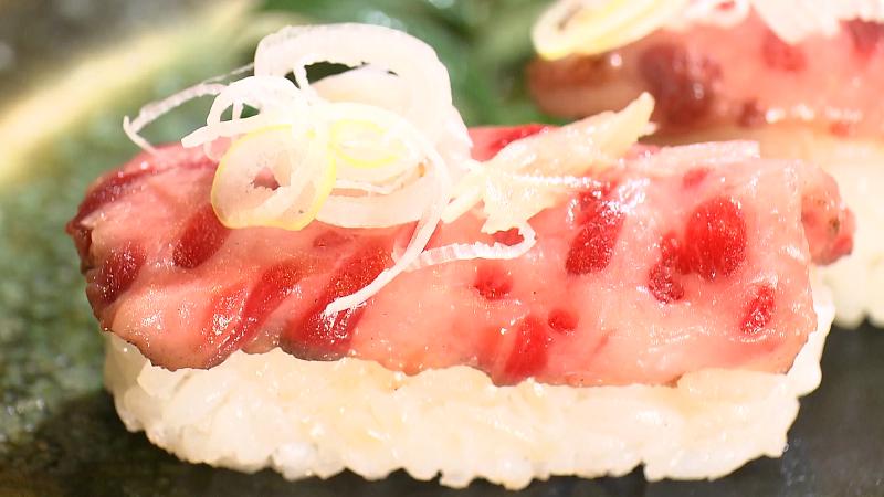 クジラの握り寿司(440円)