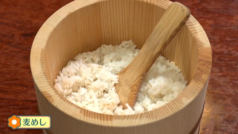 おひつで提供される麦めし