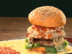 とろ～り鉄板チーズバーガー(2200円)