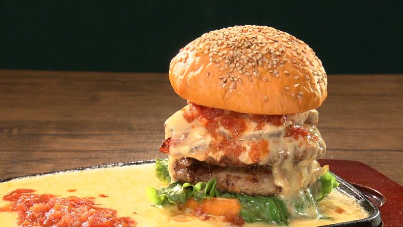 とろ～り鉄板チーズバーガー(2200円)