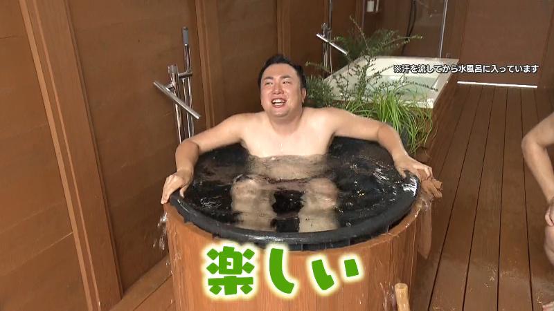 Wood Brown・木のぬくもりを感じるサウナルームの水風呂に入るにむらリポーター