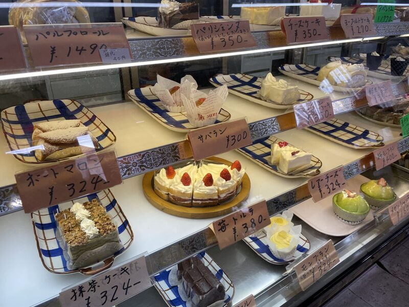 いろいろなケーキが並んだショーケース