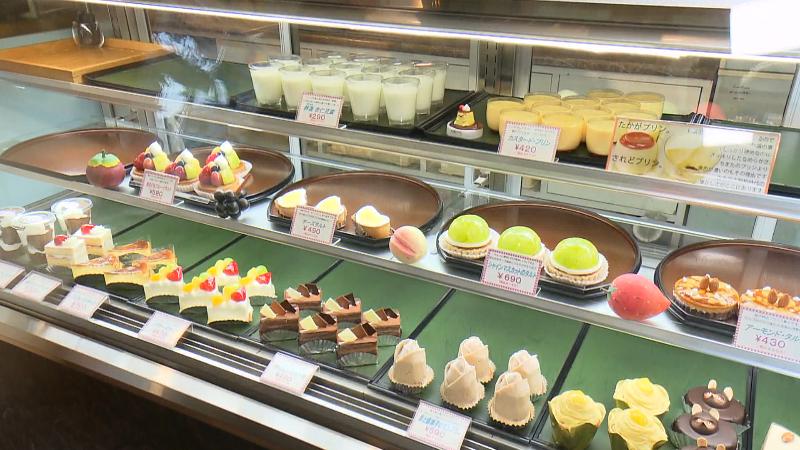 店内のショーケースに並ぶケーキ