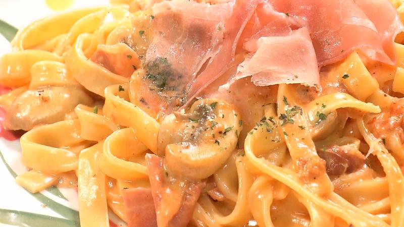 生ハムとマッシュルームのクリーム手打ちフェットチーネ(1680円)