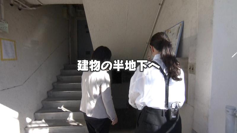 建物の半地下へ向かう室伏アナウンサー