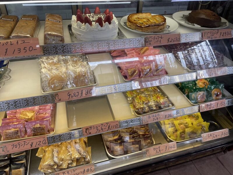 ケーキが並ぶマルキーズのショーケース