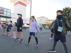 ラジオ体操をする子供