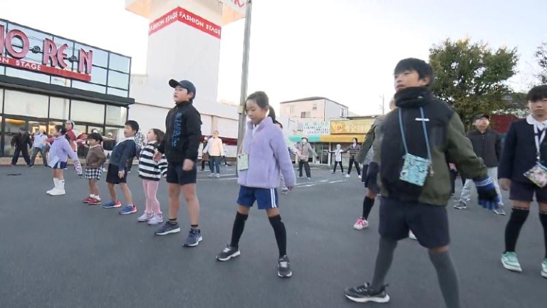 ラジオ体操をする子供