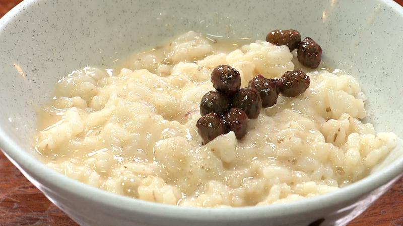 とろろご飯にむかごの梅肉和えを乗せている