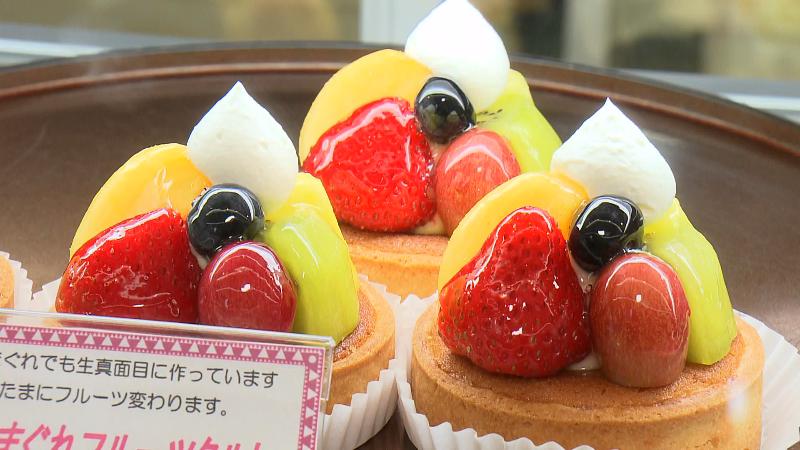 店内のショーケースに並ぶケーキ