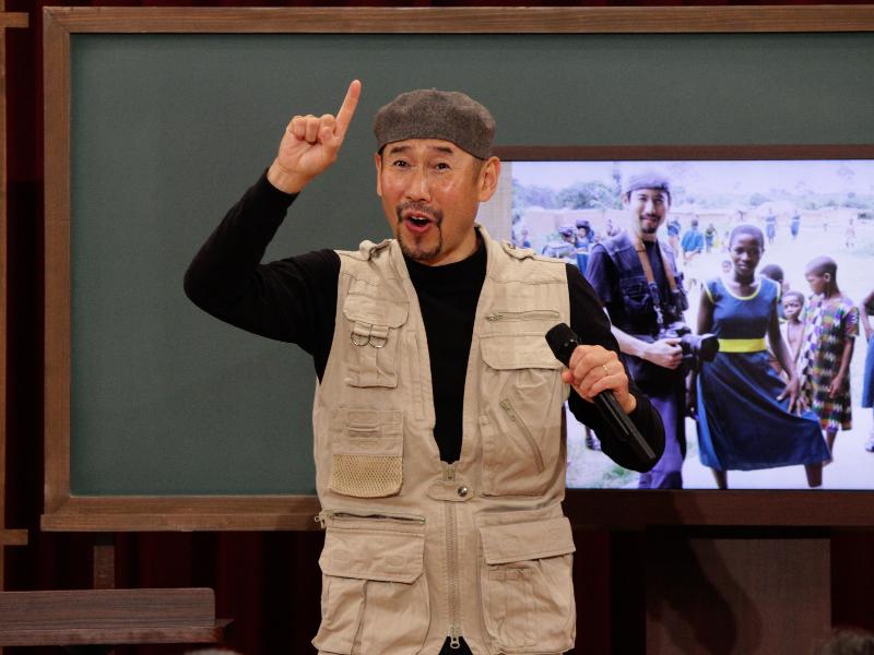 テレビ寺子屋で講演を行う戦場カメラマンの渡部陽一さん