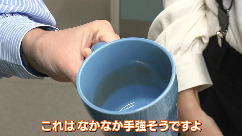 茶色い汚れがついているコップ