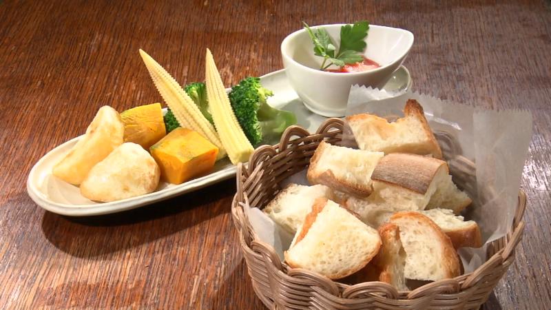 「5種の野菜の盛り合わせ(638円)」と「パン(242円)」