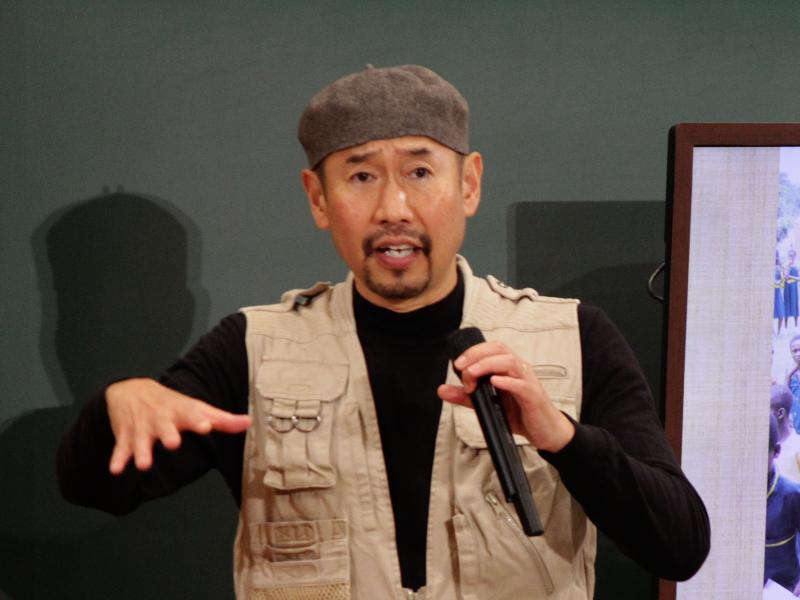 テレビ寺子屋で講演を行う戦場カメラマンの渡部陽一さん