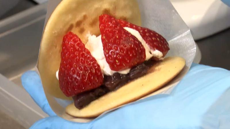 イチゴどらバーガーを作っているところ