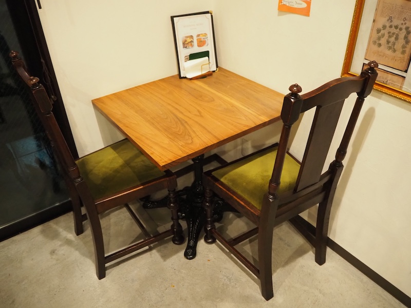 トラパタンの席