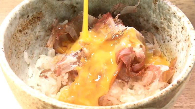 カツオ節ごはんに卵をかけて