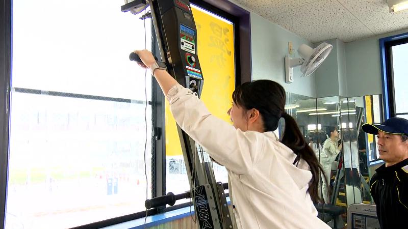 トレーニングをする室伏アナウンサー