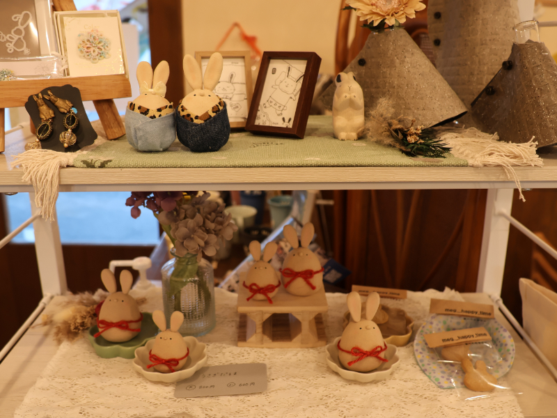 店内にあるウサギの置物　飾りのなかには購入できるものも