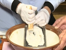 自然薯をすりおろす